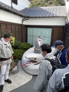 岩国しろへびの館内に展示された老神温泉白蛇みこし